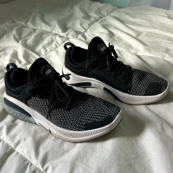 Nike Joyride Black & White - Picture 2 of 4